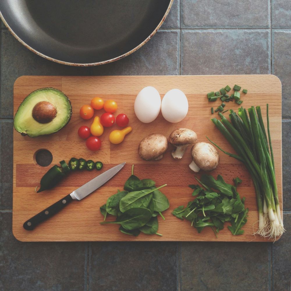 Cuisine maison légumes avocat oignon basilic oeufs